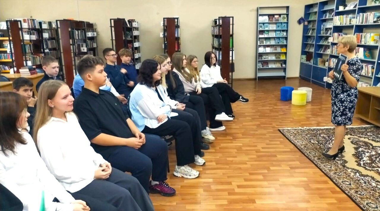 Для учащихся средней школы № 63 города Брянска состоялся урок «Я песнь пою величью Сталинграда»