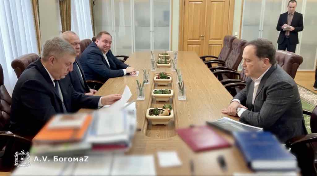 Губернатор обсудил с руководством завода «Снежеть» рост производства и кадровые вопросы