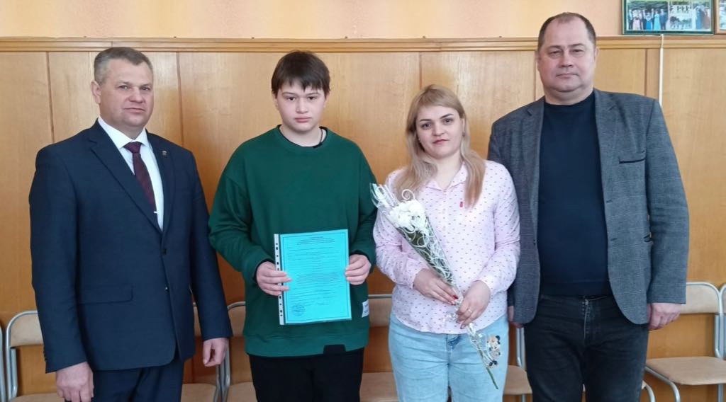 Брасовской молодой семье вручили жилищный сертификат