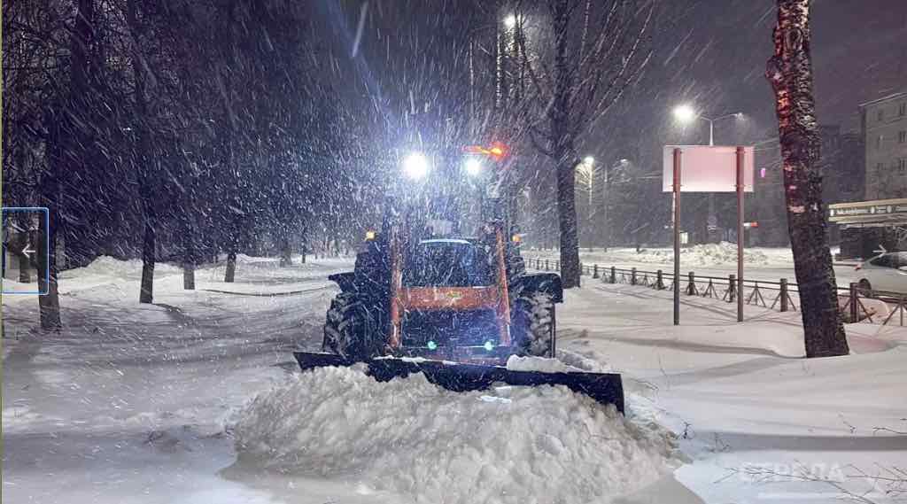 В Брянске дорожники чистят снег в ночную смену