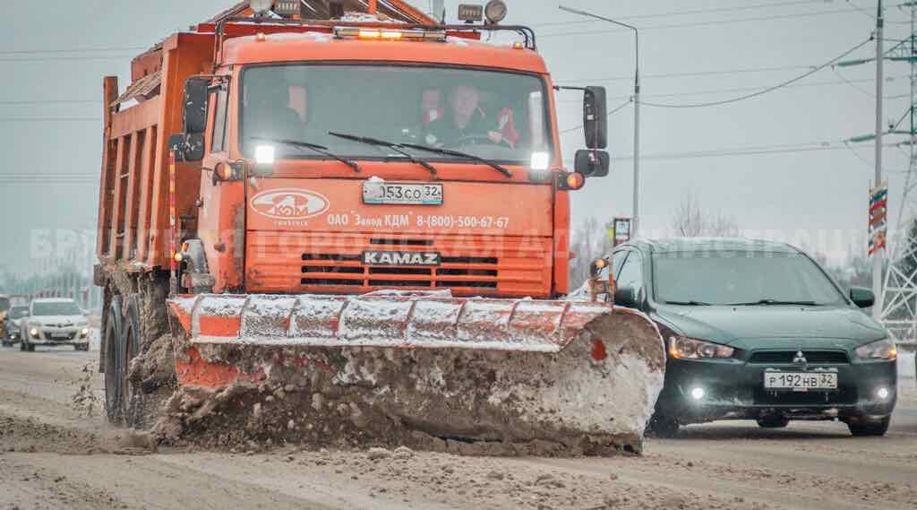Брянские дорожники в праздник вывезли более 1200 тонн снега