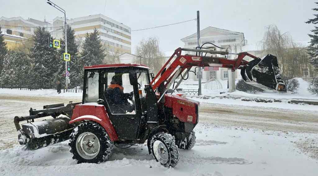 Брянские дорожники за ночь вывезли почти 800 тонн снега