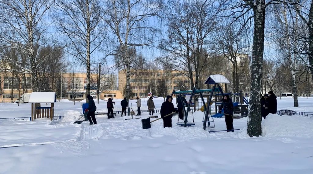 В Брянске «Снежный десант» расчистил скверы, памятники и детские площадки