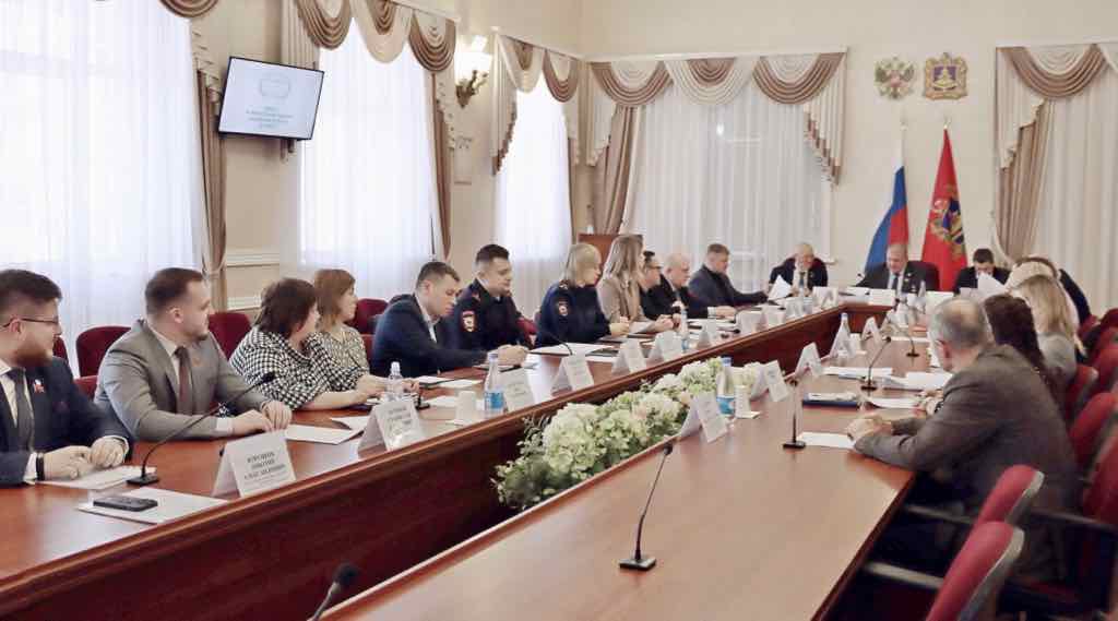 В Брянской облдуме обсудили защиту молодёжи от цифровых угроз