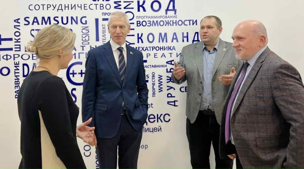 Дятьковский «АЙТИ-куб» посетил депутат Госдумы Олег Матыцин