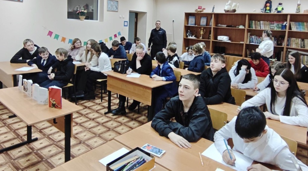 Транспортные полицейские и общественники провели урок для брянских подростков