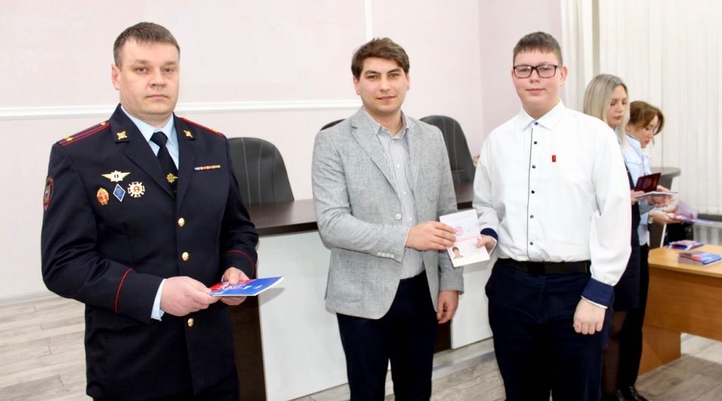 Брянским подросткам вручили первые паспорта в преддверии 23 Февраля