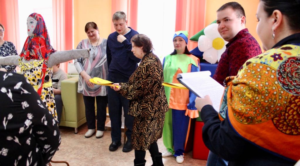 В Климово серебряные волонтеры встретили Масленицу блинами и конкурсами