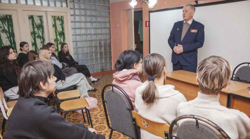 В Брянском областном колледже искусств студентам рассказали о финансовых угрозах