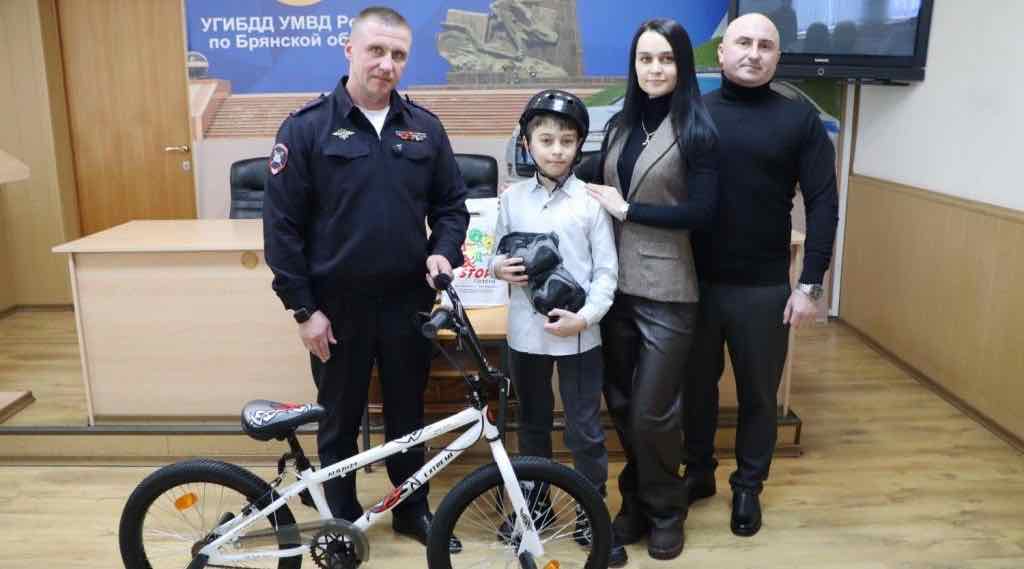 Брянские автоинспекторы исполнили мечту школьника в рамках акции «Ёлка желаний»