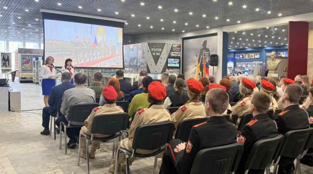 В Брянске открылась выставка о Кремлевском полке с участием кадет и юнармейцев