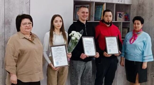 Детям-сиротам из Клинцов вручили жилищные сертификаты