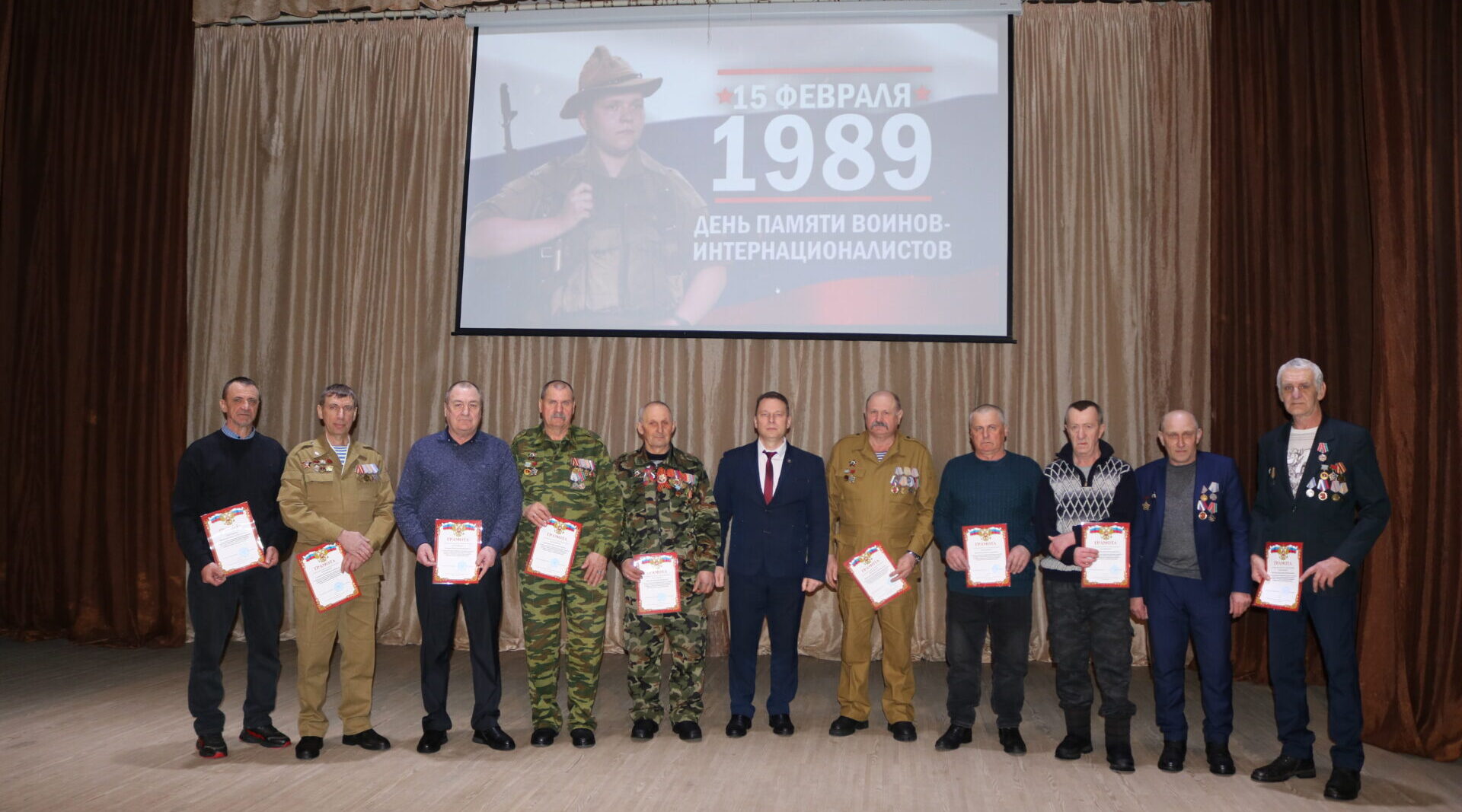 В Комаричах почтили память воинов-интернационалистов и приняли в юнармейцы 40 школьников