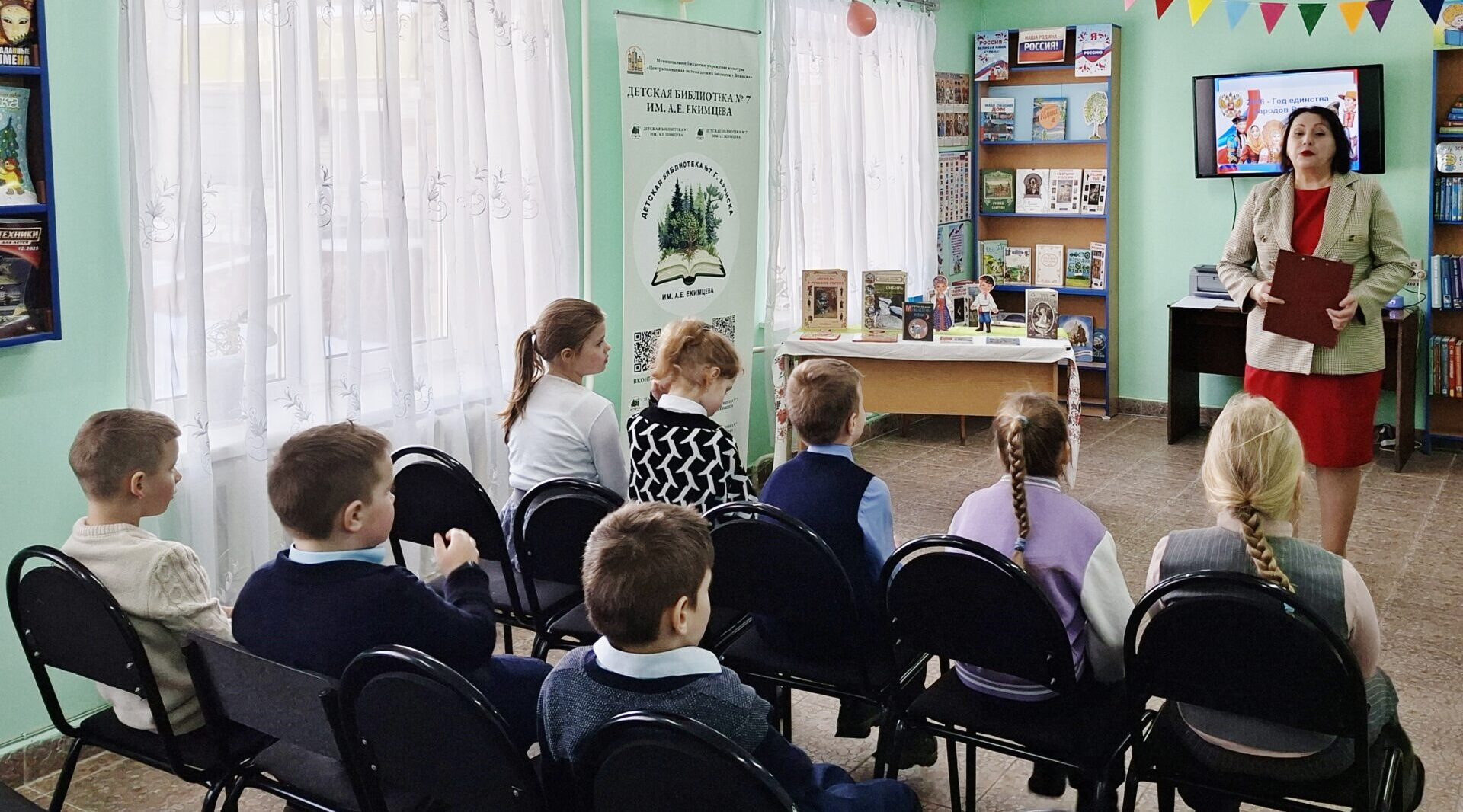 Первоклассники Брянска отправились в литературный круиз по России