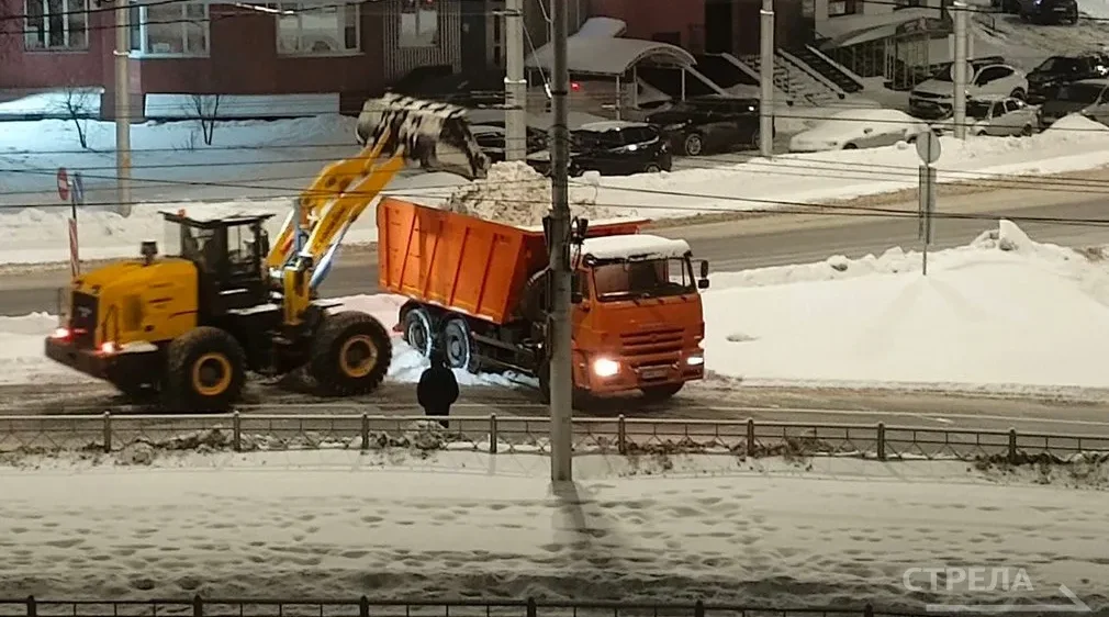 На брянских улицах продолжают чистить снег