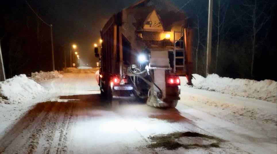 Брянские дорожники круглосуточно чистят трассы