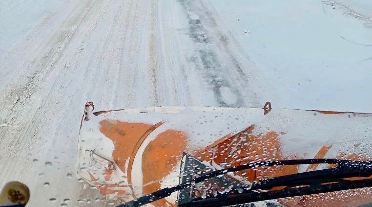 Брянские трассы круглосуточно обрабатывают от гололеда