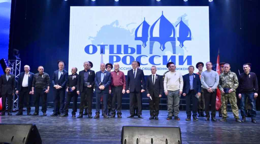 Брянским отцам погибших героев СВО губернатор вручил медали