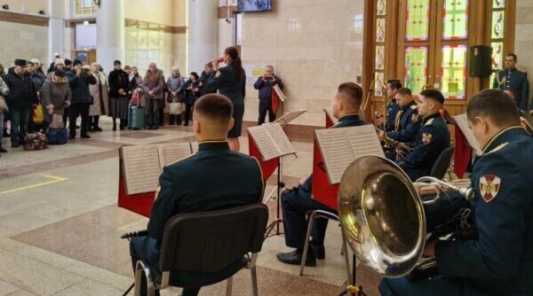 Военные музыканты Росгвардии выступили на железнодорожном вокзале в Брянске