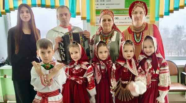 В Брянске судебные приставы и дети поздравили бойцов в больнице с 23 Февраля