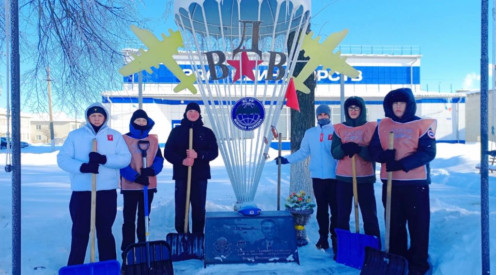 Волонтёры в Комаричах расчистили от снега Аллею Героев