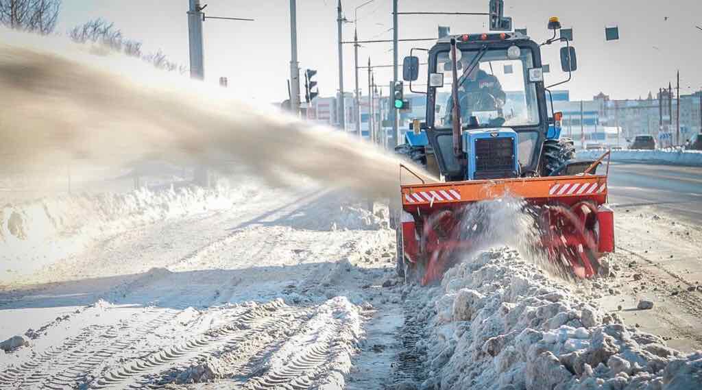 Роторный снегоуборщик расчистил улицу Объездную в Брянске