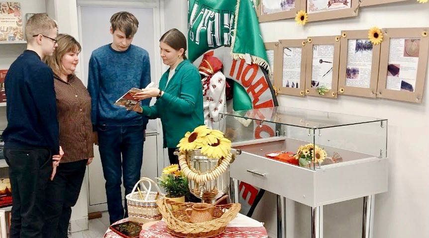 В Суражской библиотеке открылась выставка о четырёх казачьих войсках