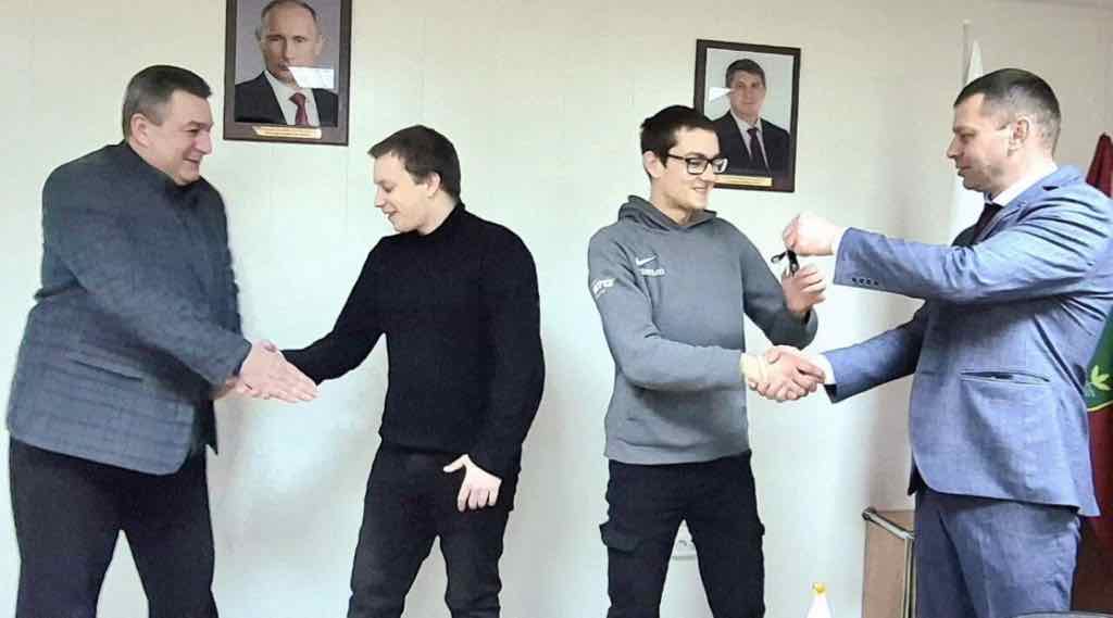 В Сельцо детям-сиротам вручили ключи от новых квартир