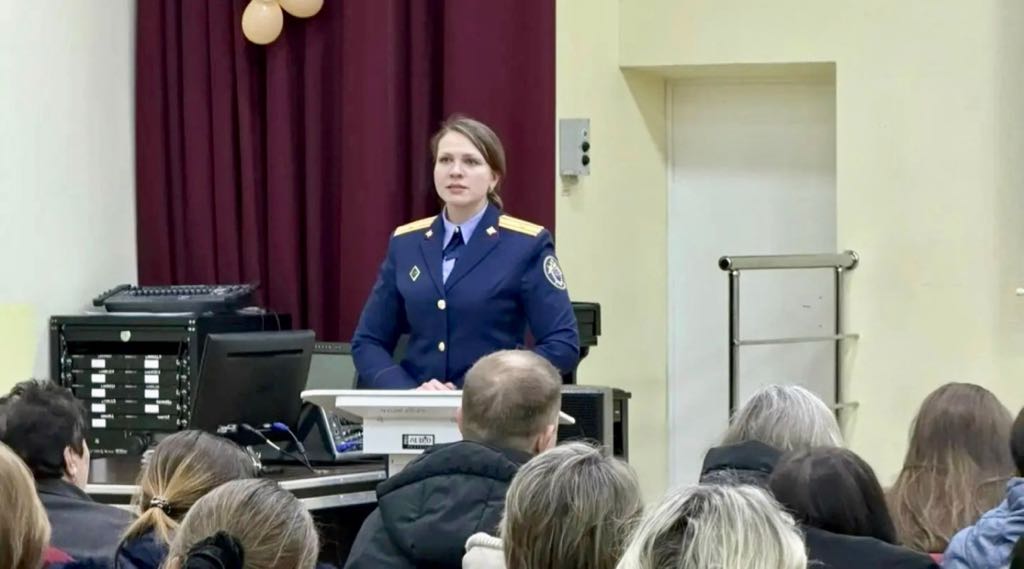 Представитель СК обсудил с родителями в Брянском районе безопасность детей