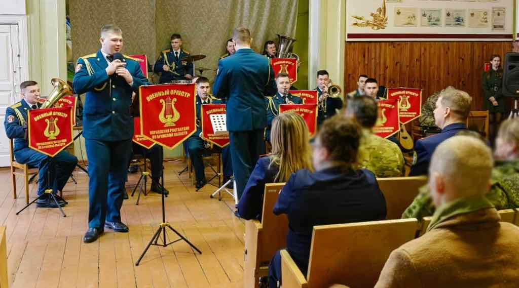 В Брянске руководитель следственного управления навестил бойцов в госпитале и вручил награды