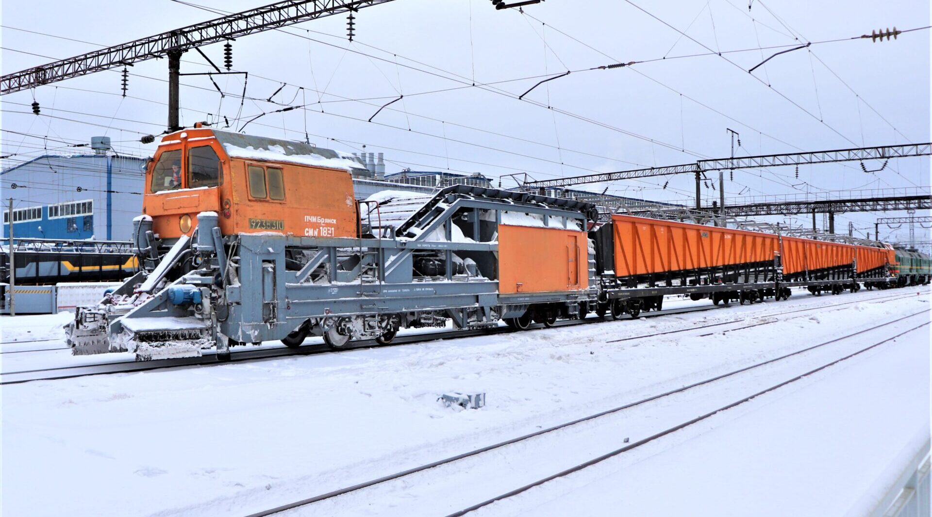 Брянские железнодорожники убрали 20 тысяч кубометров снега