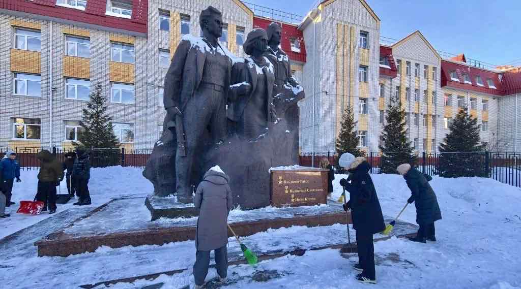 Брянские лицеисты расчистили снег у памятника героям