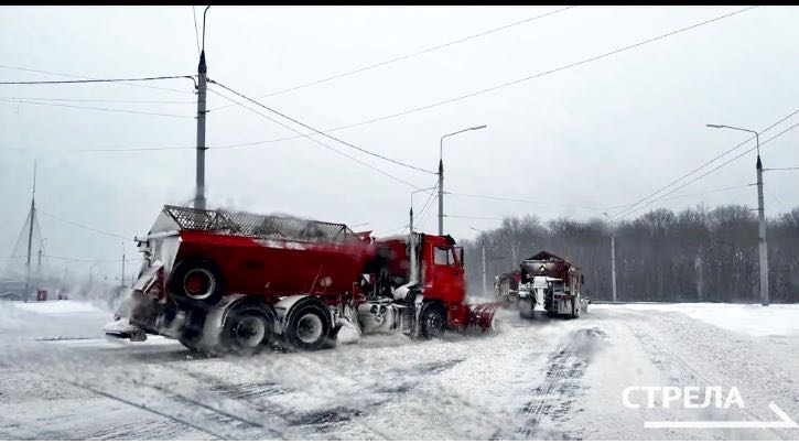 Брянские дорожники круглосуточно чистят снег