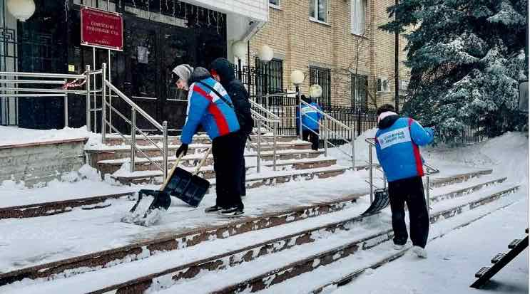 Брянские волонтёры «Снежного десанта» вышли на уборку города