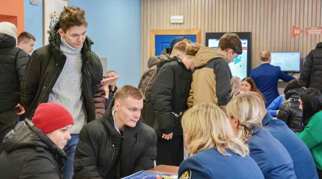 В Брянске прошла первая ярмарка вакансий с участием семи организаций