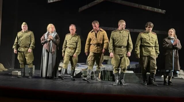 Брянский ТЮЗ в День защитника показал «Рядовых» и встретился с семьями героев СВО