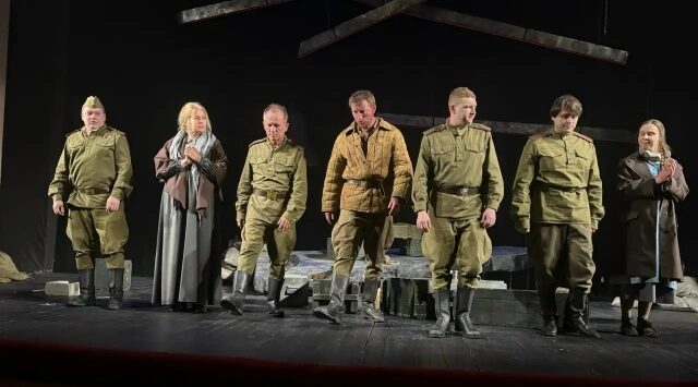 Брянский ТЮЗ в День защитника показал «Рядовых» и встретился с семьями героев СВО