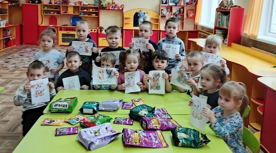 Детсадовцы из Унечи собрали корм для бездомных животных