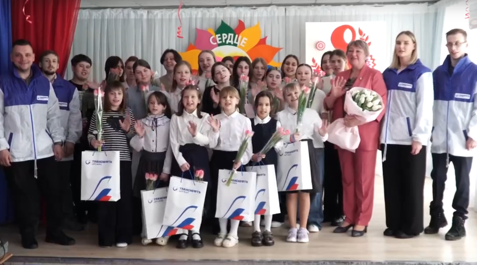 Брянские нефтепроводчики поздравили воспитанниц Центра помощи детям