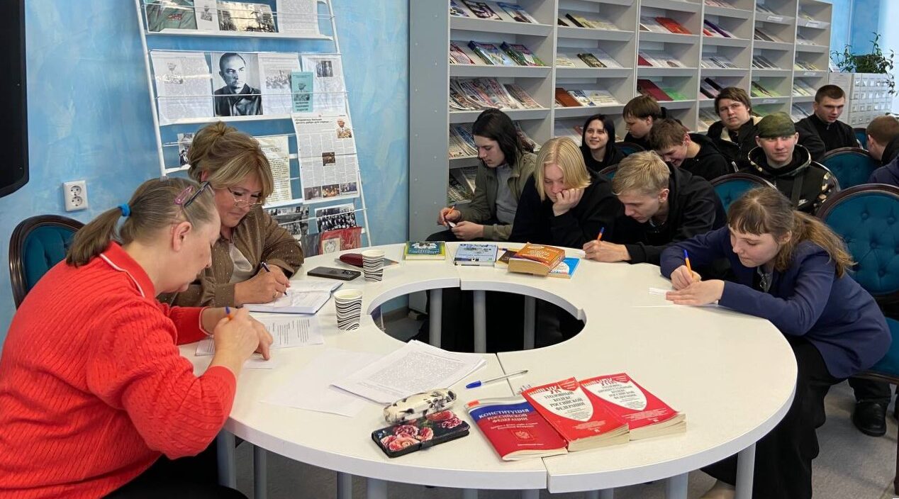 В Карачевской модельной библиотеке прошёл правовой час «Социальные нормы и асоциальное поведение»