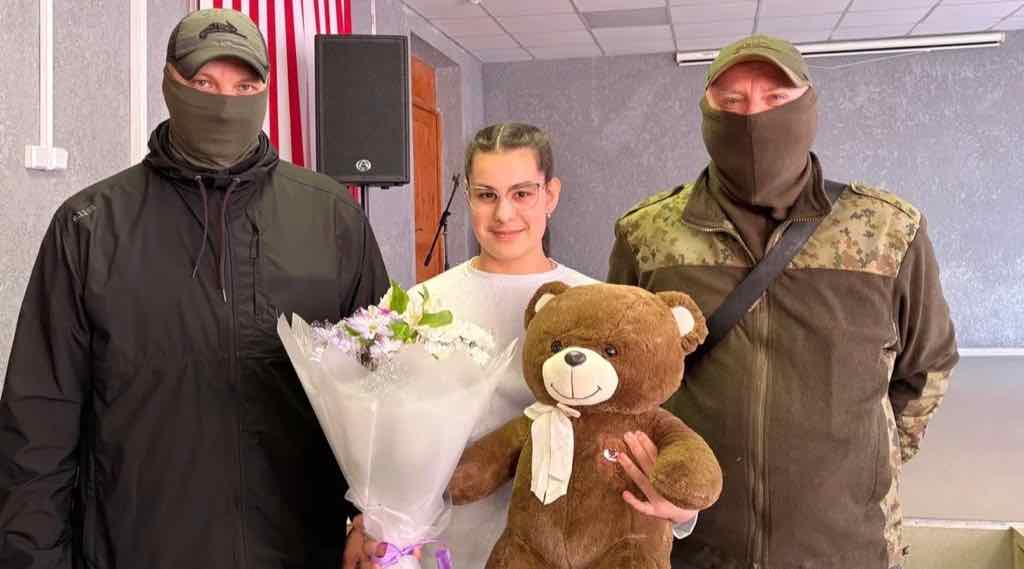 Бойцы СВО приехали в Комаричскую школу поблагодарить девочку за талисман