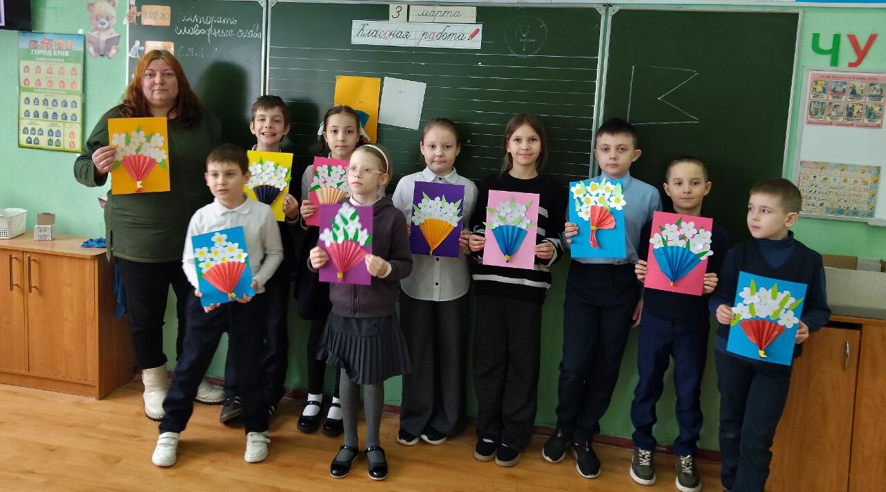 Школьники Брянска вместе с библиотекарями готовят подарки мамам