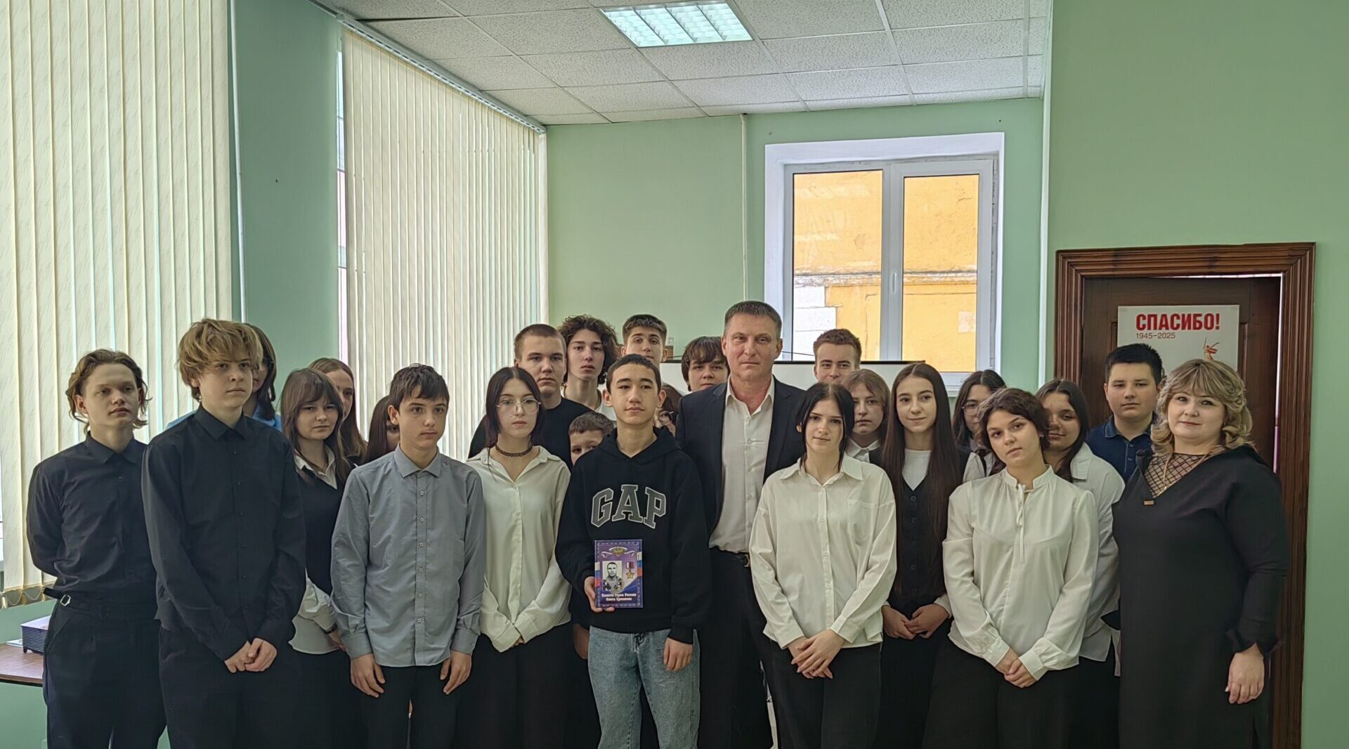 В Детской библиотеке № 3 Брянска провели урок мужества «Подвиг десантников»