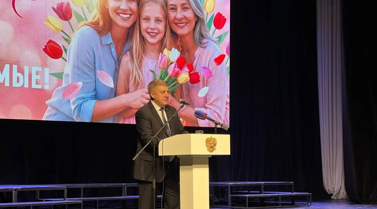 Губернатор Александр Богомаз поздравил землячек с днём 8-е Марта