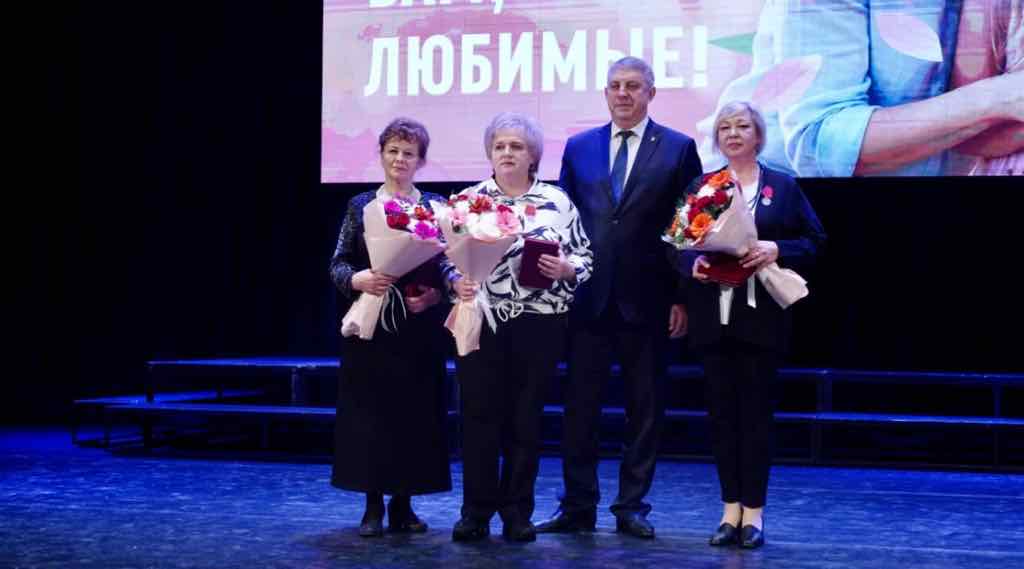 Губернатор поздравил брянских женщин с наступающим 8 Марта