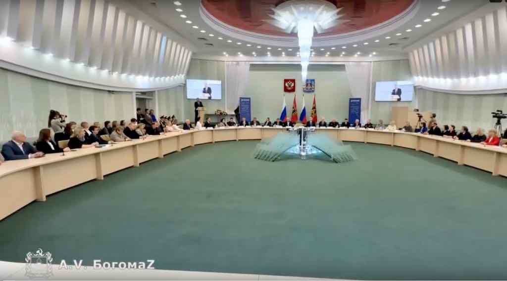 Александр Богомаз оценил рост просветительских проектов общества «Знание» в регионе