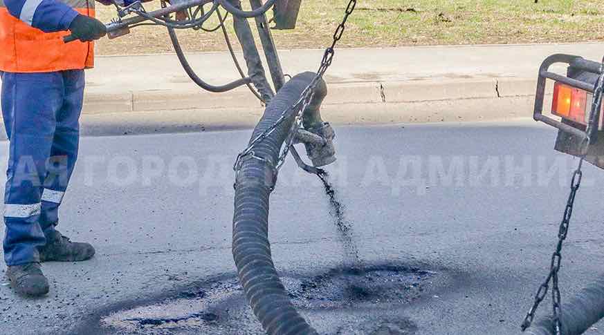 Дорожные службы Брянска продолжают ямочный ремонт во всех районах города