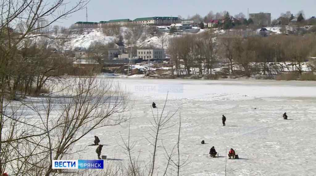 В Брянске спасатели патрулируют водоёмы из-за тонкого льда