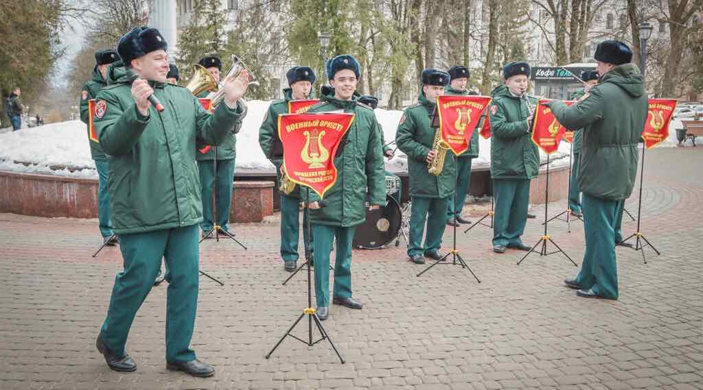 В Советском районе Брянска женщин поздравили оркестром и тюльпанами
