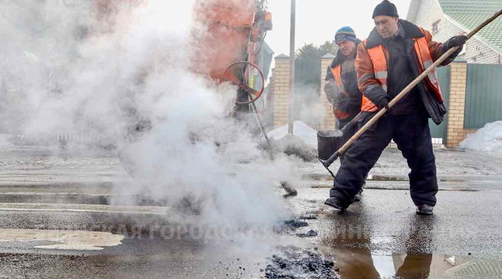Брянские дорожники заделывают ямы «Кохером» и рециклерами